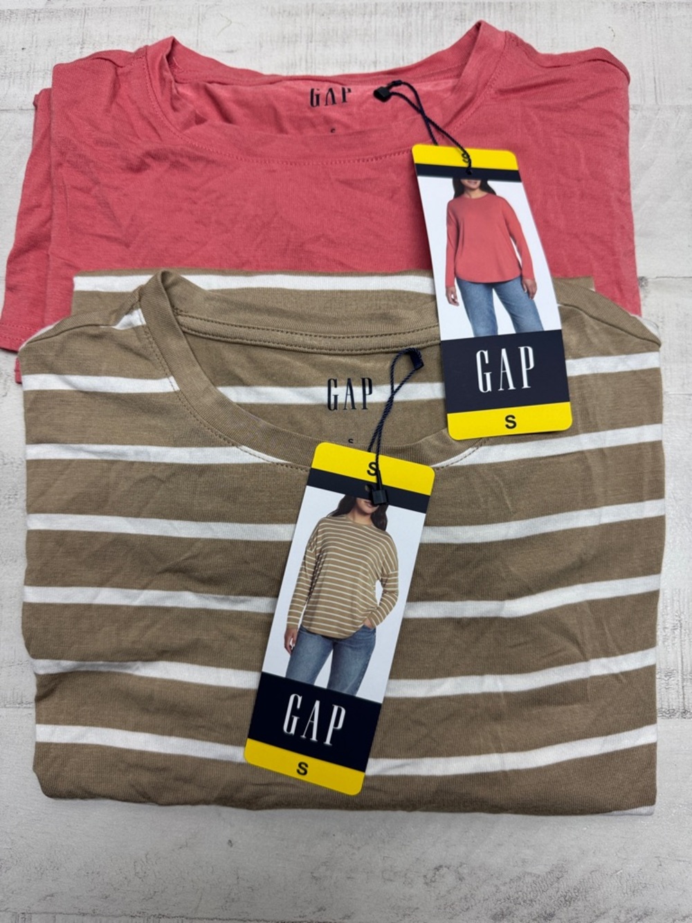 Set of 2 Gap Long Sleeve Tee scoop neckline relaxed fit breathable, lightweight,